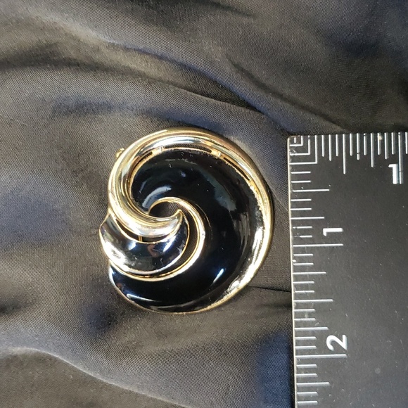 Crown TRIFARI Vintage Signed  black & gold swirl enamel brooch made 1955 to 1969 - Picture 5 of 5